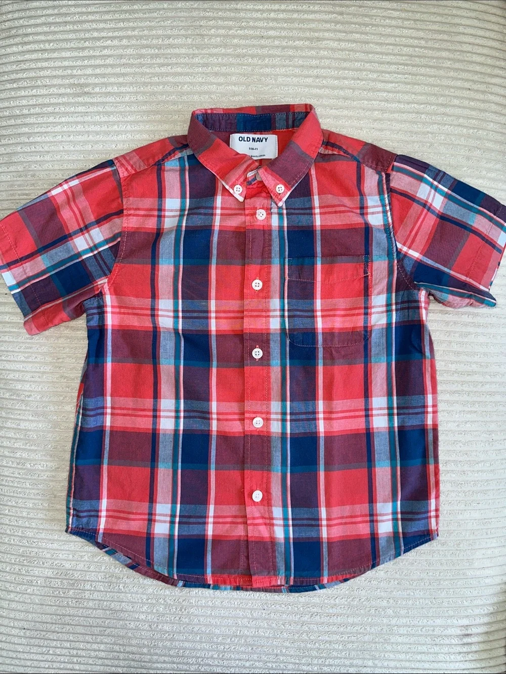 Old Navy Boy’s Red and Blue Plaid Short-Sleeve Button-Down Shirt in Size S (6-7)
